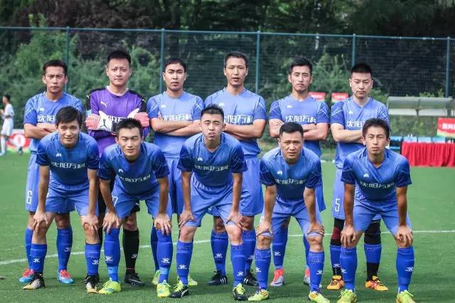 阿斯：莱万在巴萨陷入困境